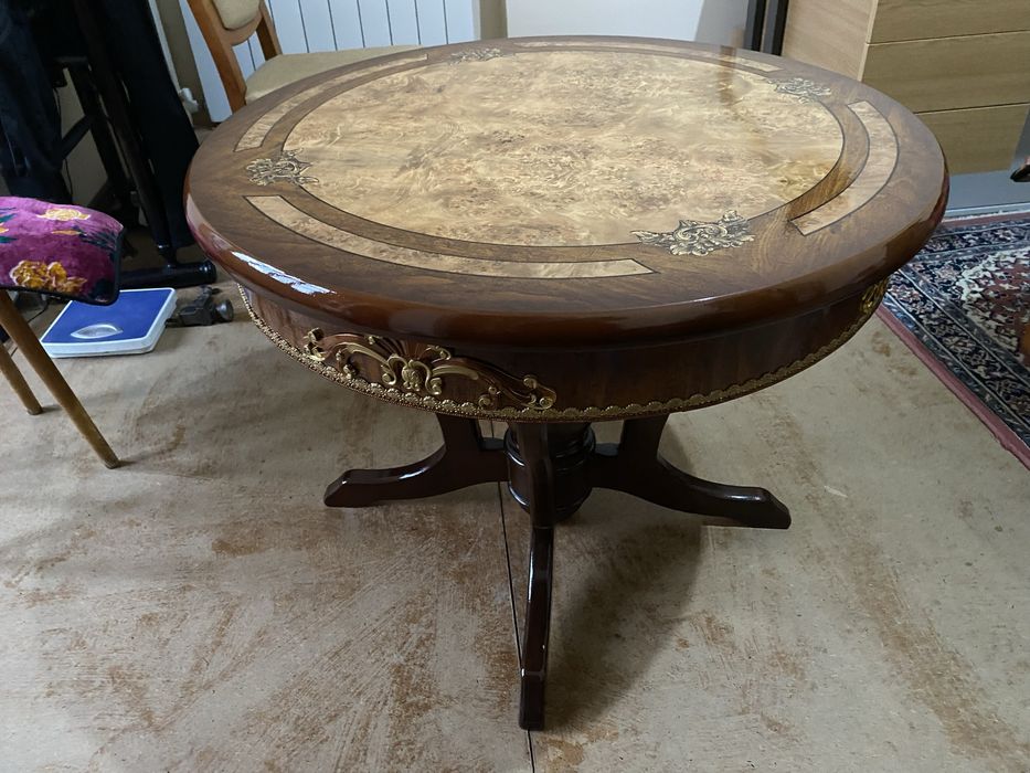 Продается круглый стол коричного цвета