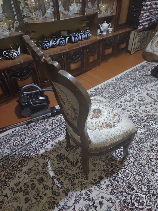 12 персон стульчики и стол версачи Йонгок дарахтидан ясалган почти нов