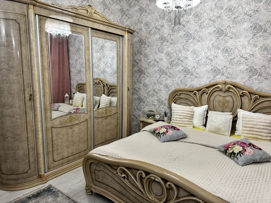 Продается итальянский гарнитур .