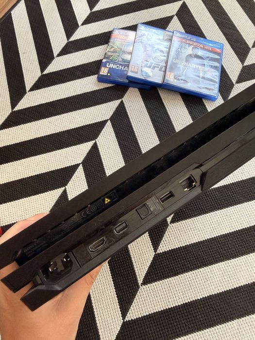 PlayStation 4 Pro (1tb) КАТО НОВ идва с 2 джоестика +5  игри подарък + всички нужни кабели (всичко в перфкетно състяоние)