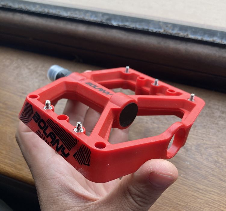 Червени педали за колело със сменяеми пинове