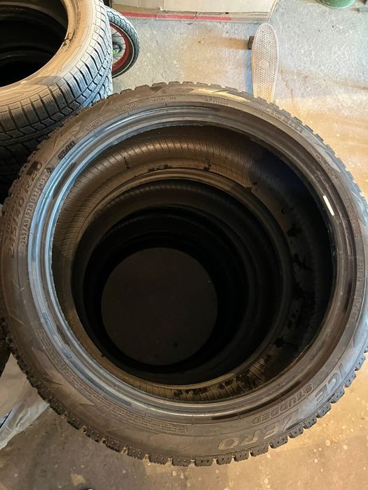 Зимние шипованные шины Pirelli ICE ZERO 245/40/R20