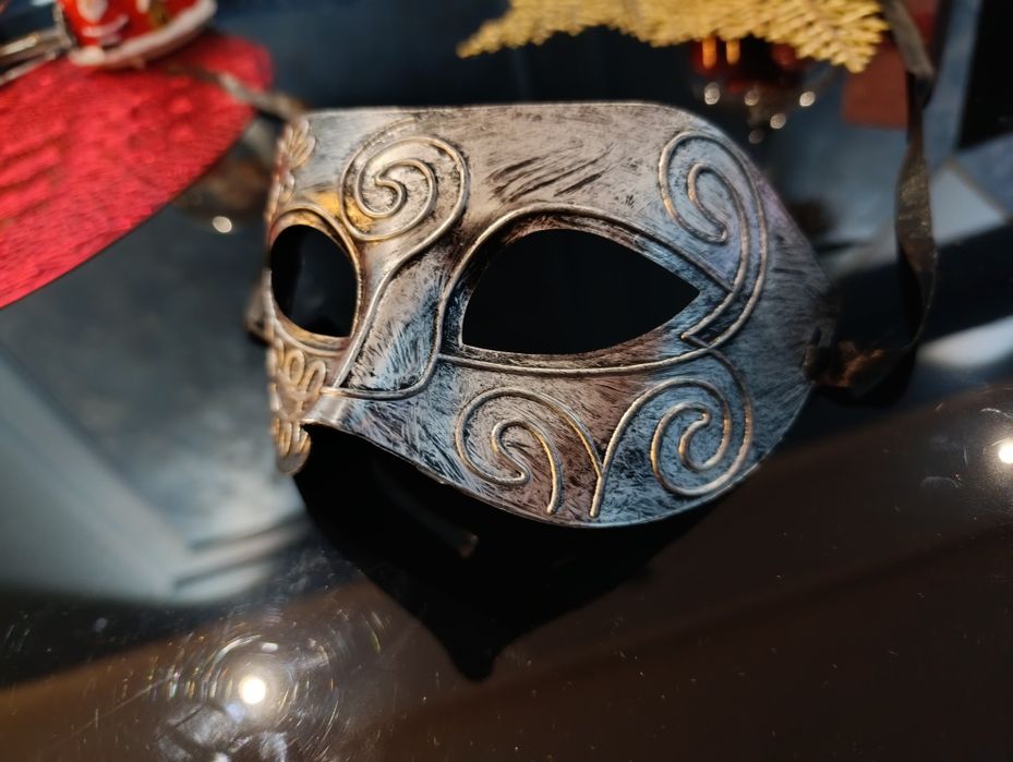 Стильная мужская карнавальная маска-рыцарь