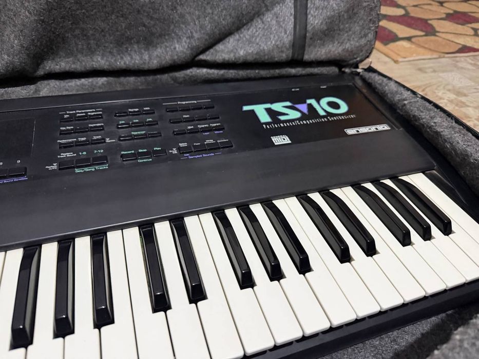 Ensoniq ts 10 sotiladi