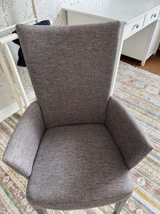 Стул из массивного дерева прочный