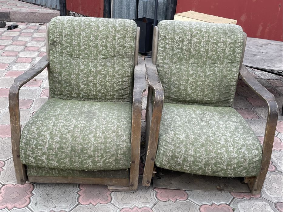 Продам два винтажных кресла.