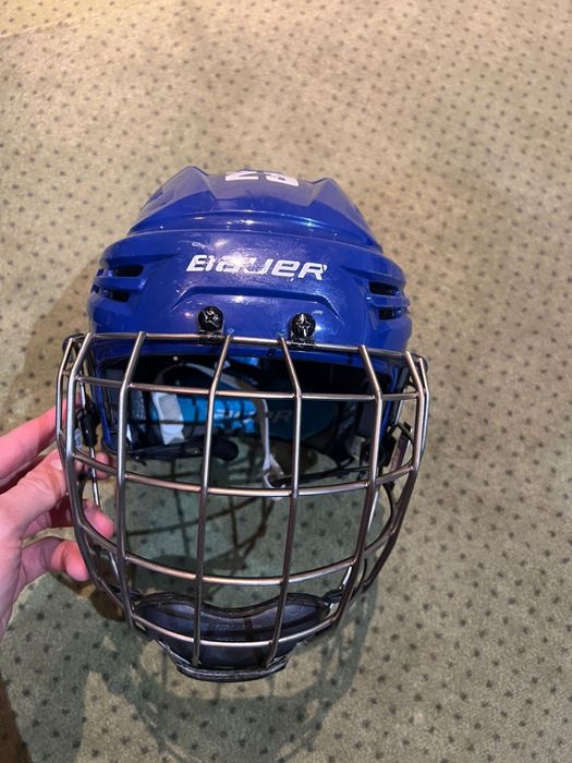 Хоккейный шлем синий и черный