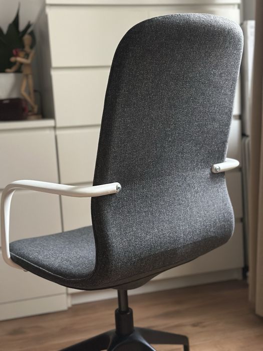 Scaun birou IKEA Langfjall in stare foarte buna, gri inchis cu brate albe, suport lombar, conferinte