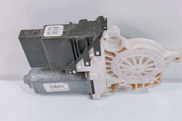 Motoras Macara  Dreapta Spate  975281200 / 3C9959704 Volkswagen VW Pa