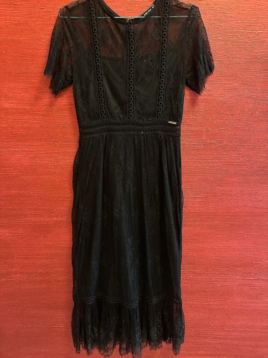 Черна дантелена рокля