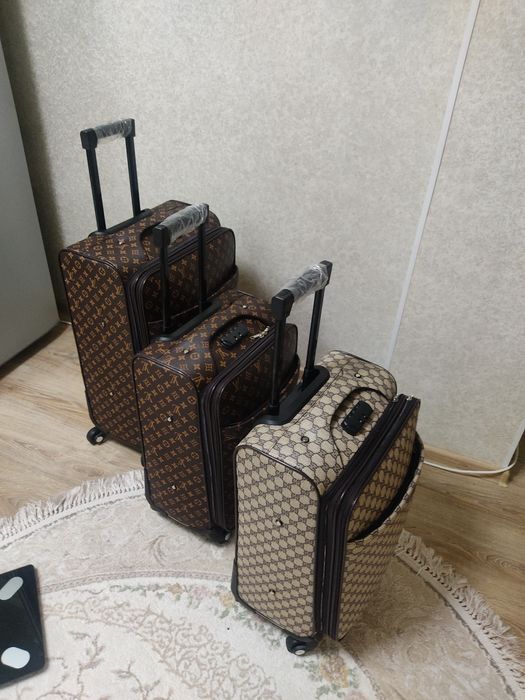 Чемоданы очень хорошего качества материал полипропилен. Все размеры