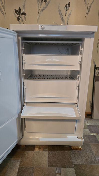 Морозильная камера  Indesit SFR 100