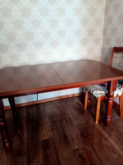 Продам раздвижной стол + стульями