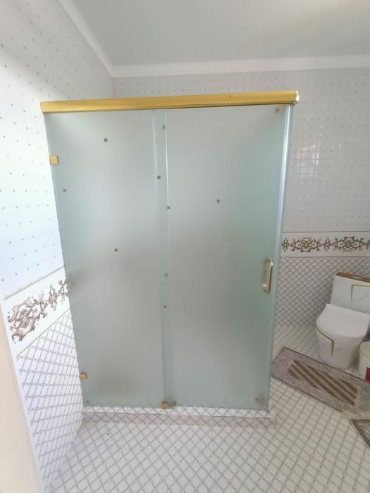 Стеклянные душевые перегородки