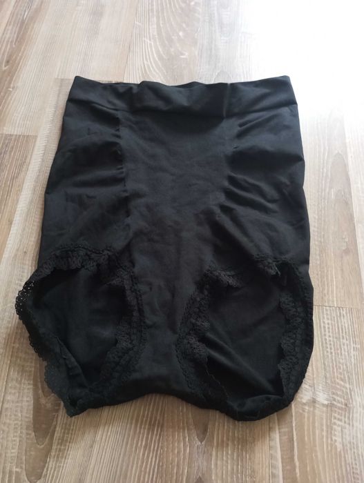 Стягащо бельо в черно