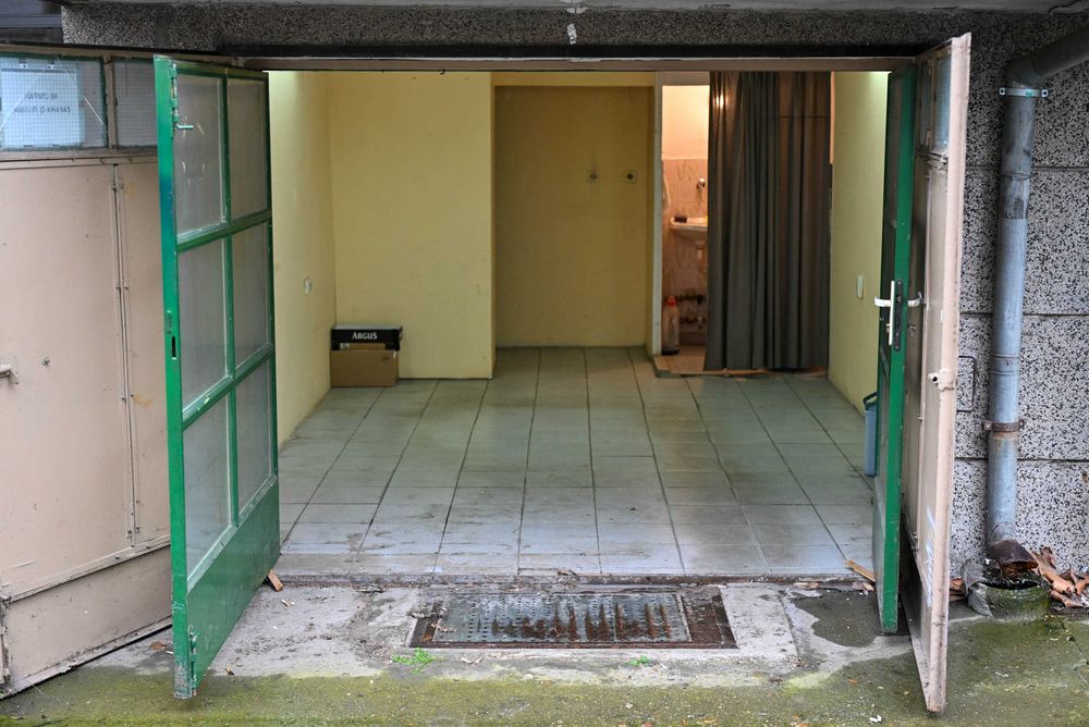 Дава се под наем Гараж / Паркомясто в Плевен, 9-ти квартал - 17 кв.м за 56.1 € - Снимка #1