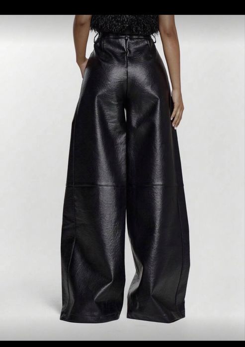 Pantaloni imitatie de piele evazati