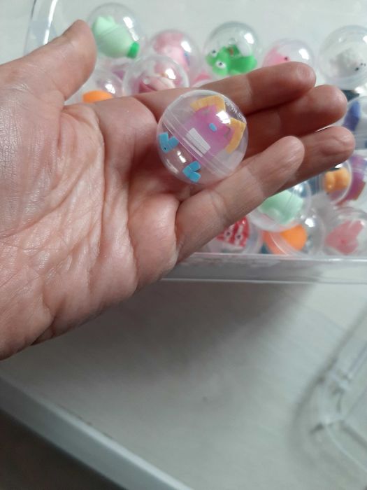 Малки играчки в капсули