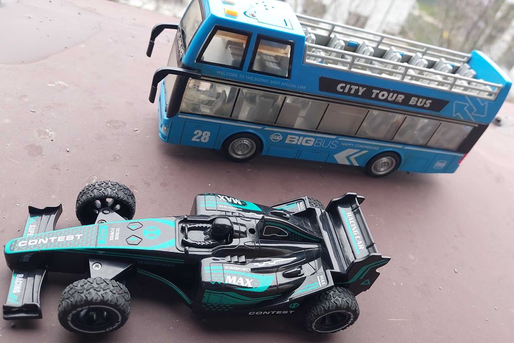 Jucarii Formula 1 si Autobuz supraetajat cu defecte