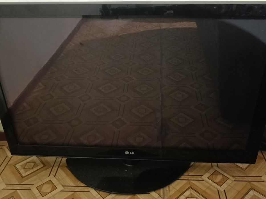 Телевизор LG на запчасти.нерабочий