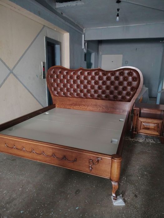 Продаётся кровать с 2 прикроватными тумбочками