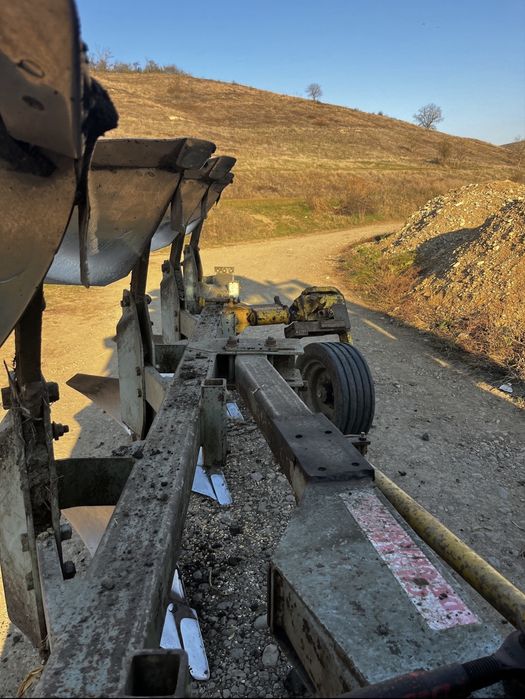 De vanzare plug 4 brazde reversibil