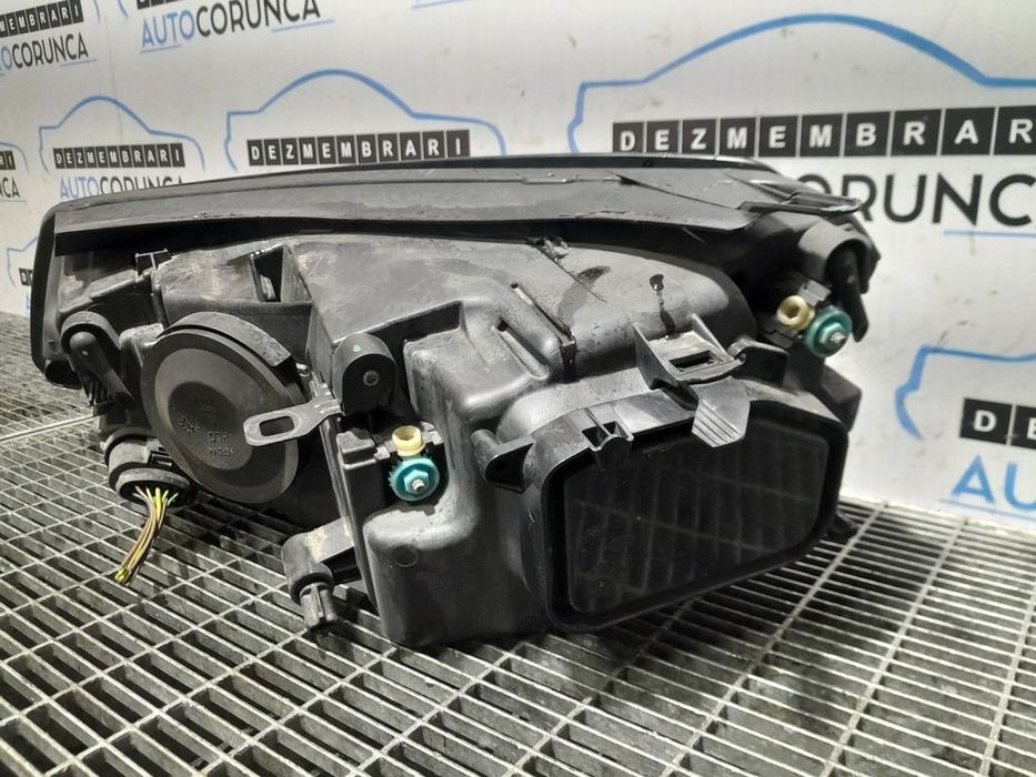 Far Dreapta Volkswagen Touareg 7P 2010 - 2014 SUV 4 Usi (1109) Fara xenon 7P2941006