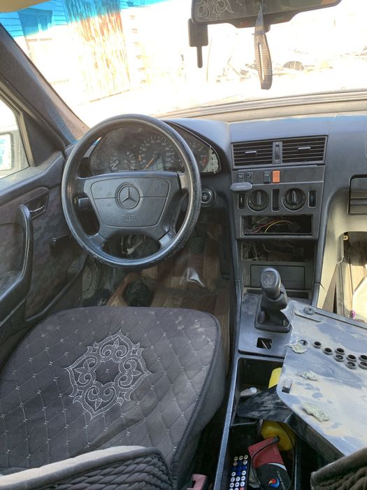 Продам по запчастям мерс 202