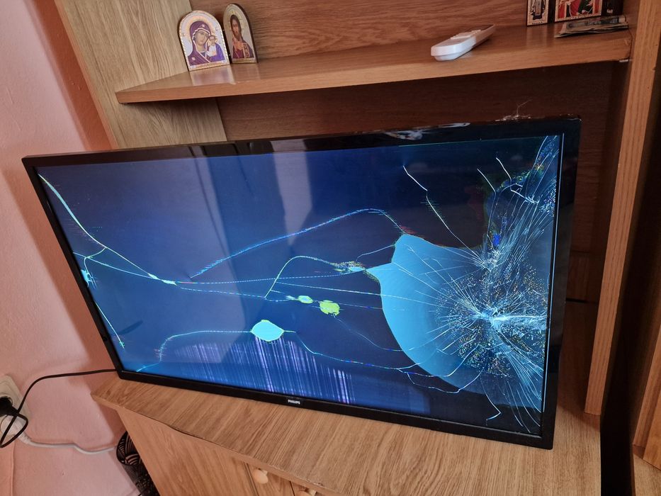 Titlu: Televizor funcțional – display spart pentru piese sau reparați