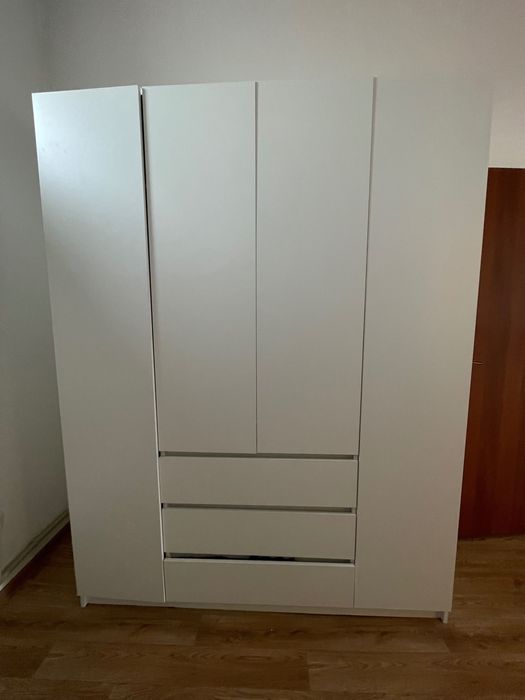 Шкаф в спальню белый