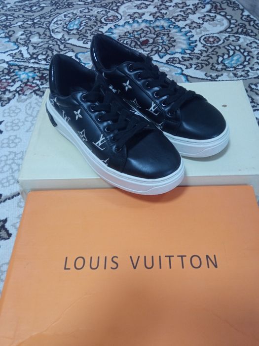 Кроссовки женские