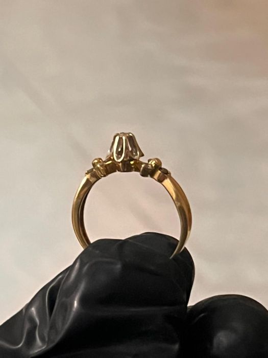 Золотое кольцо с бриллиантом