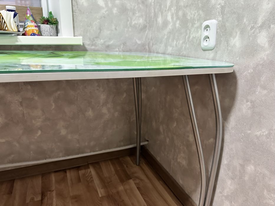 Продам стеклянный стол б/у