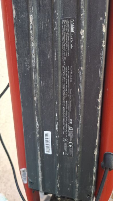 Trotineta electrica Nineboot D18e funcționează bine starea se vede in poze a fost achiziționată pentru baiat dar având 12 ani nu are voie sa conducă..