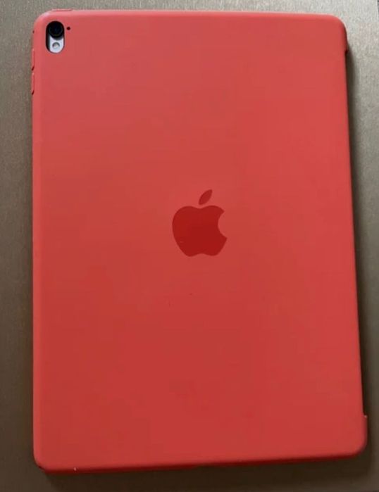 iPad Pro 9.7 inch с оригинален калъф