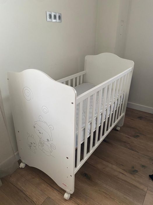 Детская кроватка и комод