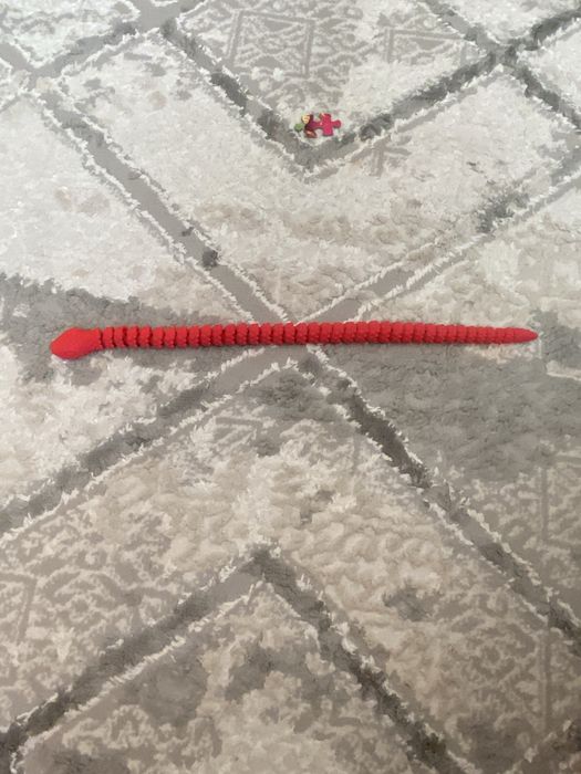 Красная змея из пластика