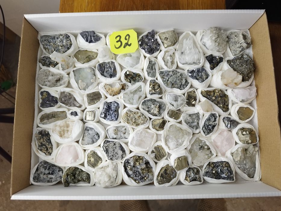 Минерали във кутии микс