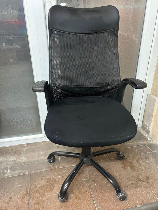 Черен офис стол с колелца