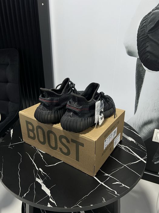 Vând Adidas YEEZY BOOST 350 V2 - Triple White si Static Black
