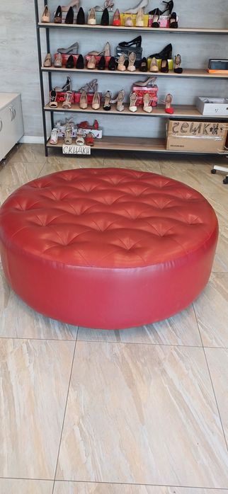 Пуф красно-бордовый. Диаметр=120см, высота=42см. В идеальном состоянии