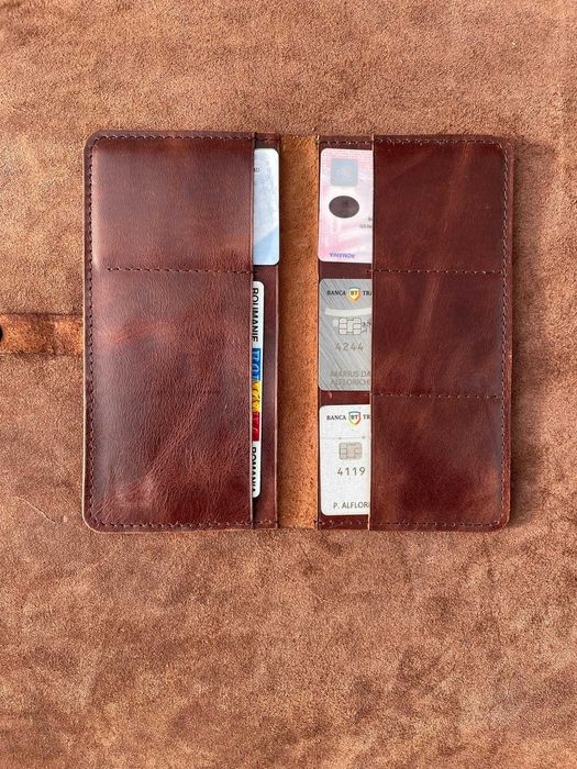 Portofele din piele naturala lucrate manual