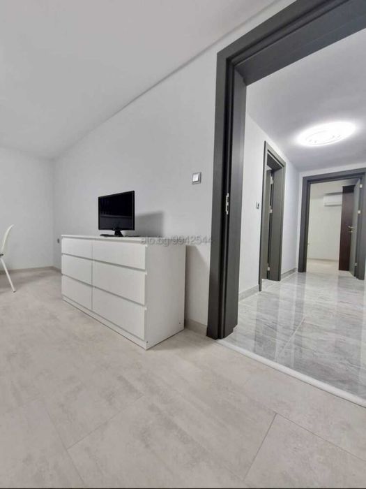 Тристаен новообзаведен апартамент под наем в Аксаково