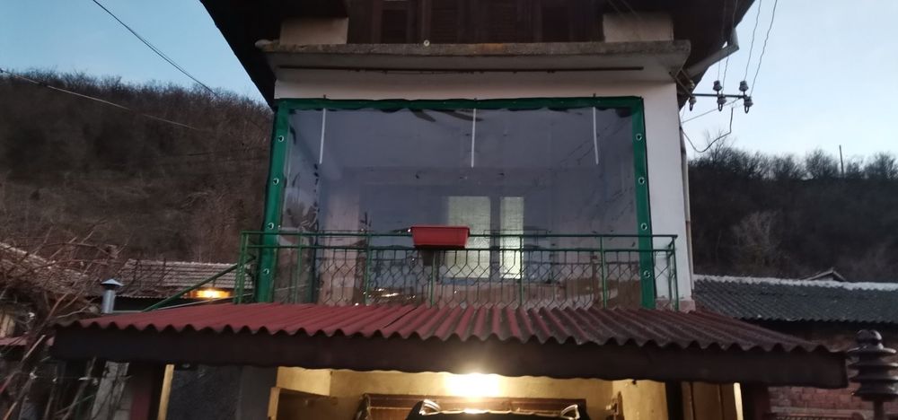 Изработка и монтаж на тенти и ветроупорни завеси