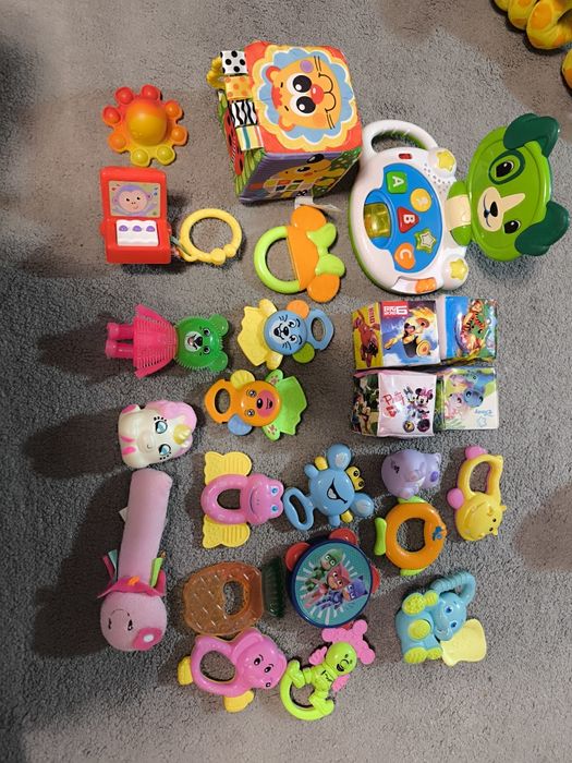Лот от дрехи за момиче 6-9 месеца + лот играчки за момиче