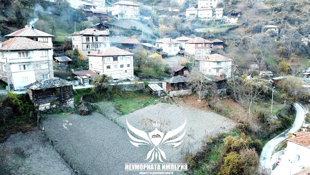 Продавам триетажна вила/къща 193РЗП с 220кв.м. двор в село Дряново община Лъки