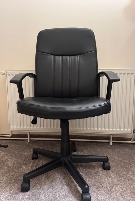 Vând birou aproape nou cu tot cu scaun.