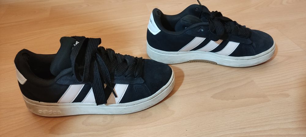Черни adidas обувки