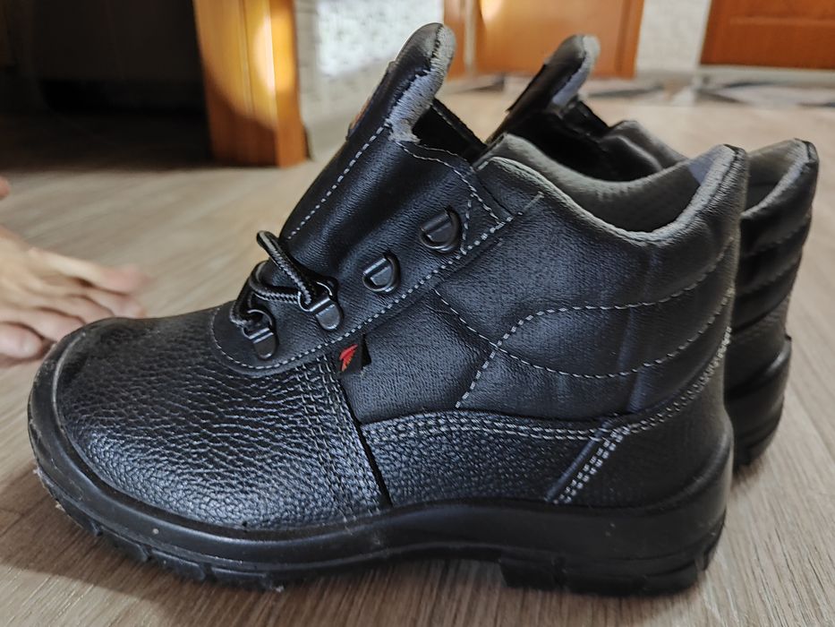 Продам спецботинки