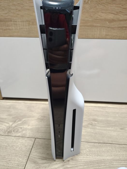Продавам ps5 в отлично състояние с 10 игри